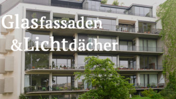 Glasfassade und Lichtdächer